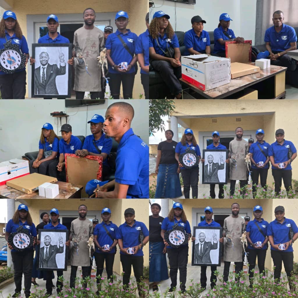 Un geste qui restera gravé.
Bloqués à Kinshasa sans moyens pour rentrer à Kolwezi, les fans clubs du Lualaba ont pu compter sur Maître Trésor Mahamba.
Il leur a offert les billets d’avion.
Aujourd’hui, ils lui ont exprimé une profonde reconnaissance.
#TrésorMahamba #Solidarité 🙏