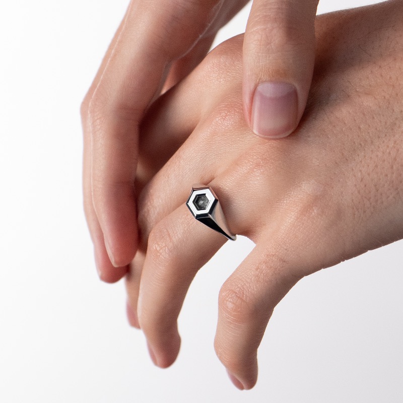 Spacefox_shop's tweet photo. Elle vous avait beaucoup plu lors de notre précommande : notre bague Moon, sertie d’un véritable fragment de météorite lunaire, est enfin de retour.
PS : Elle est revenue accompagnée.
#ring #spacefox #moon