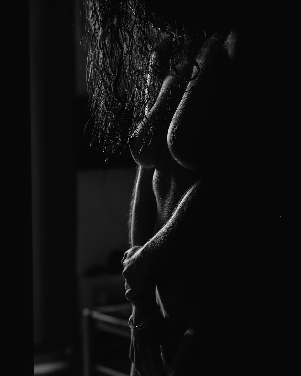In the shadows.....
#bodycurves #nudeart #sensualart #bnw 
<a href="/vicdeblasset/">Victoire De Blasset</a>