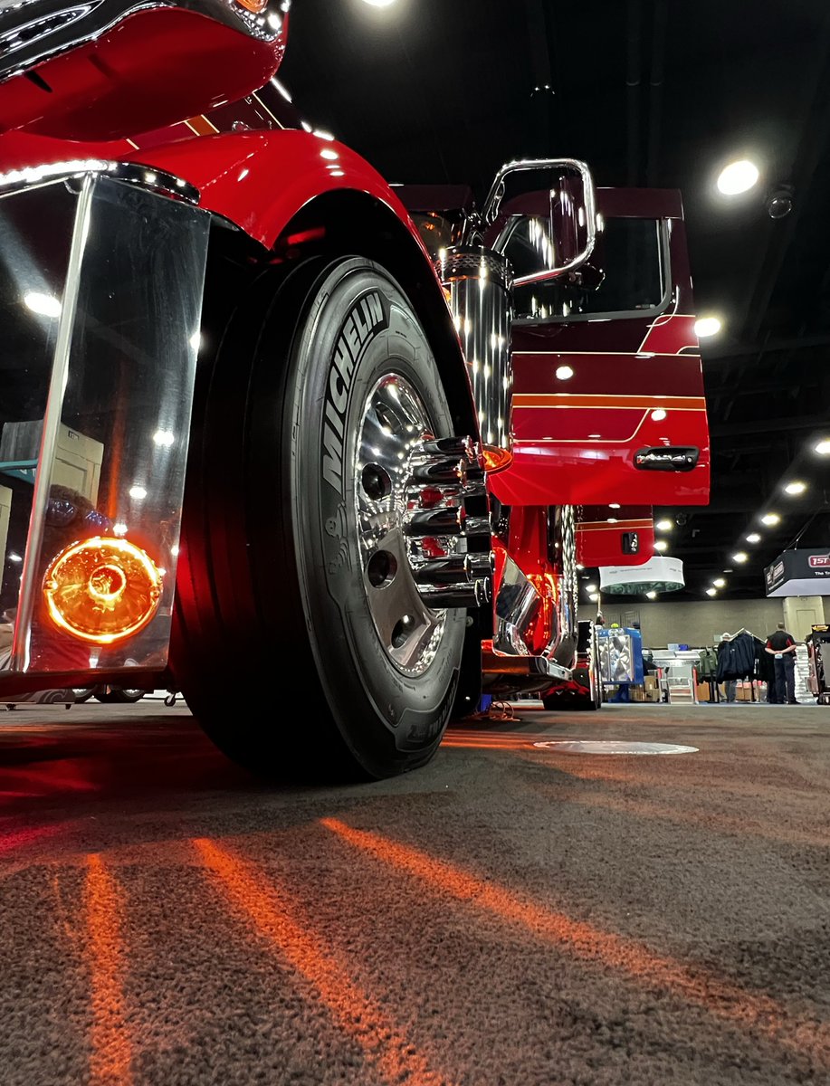 CustomsIowa's tweet image. Gotta love that show truck shine.

#IowaCustoms
#DrivenToBeBold
#Trucking
#MATS2025