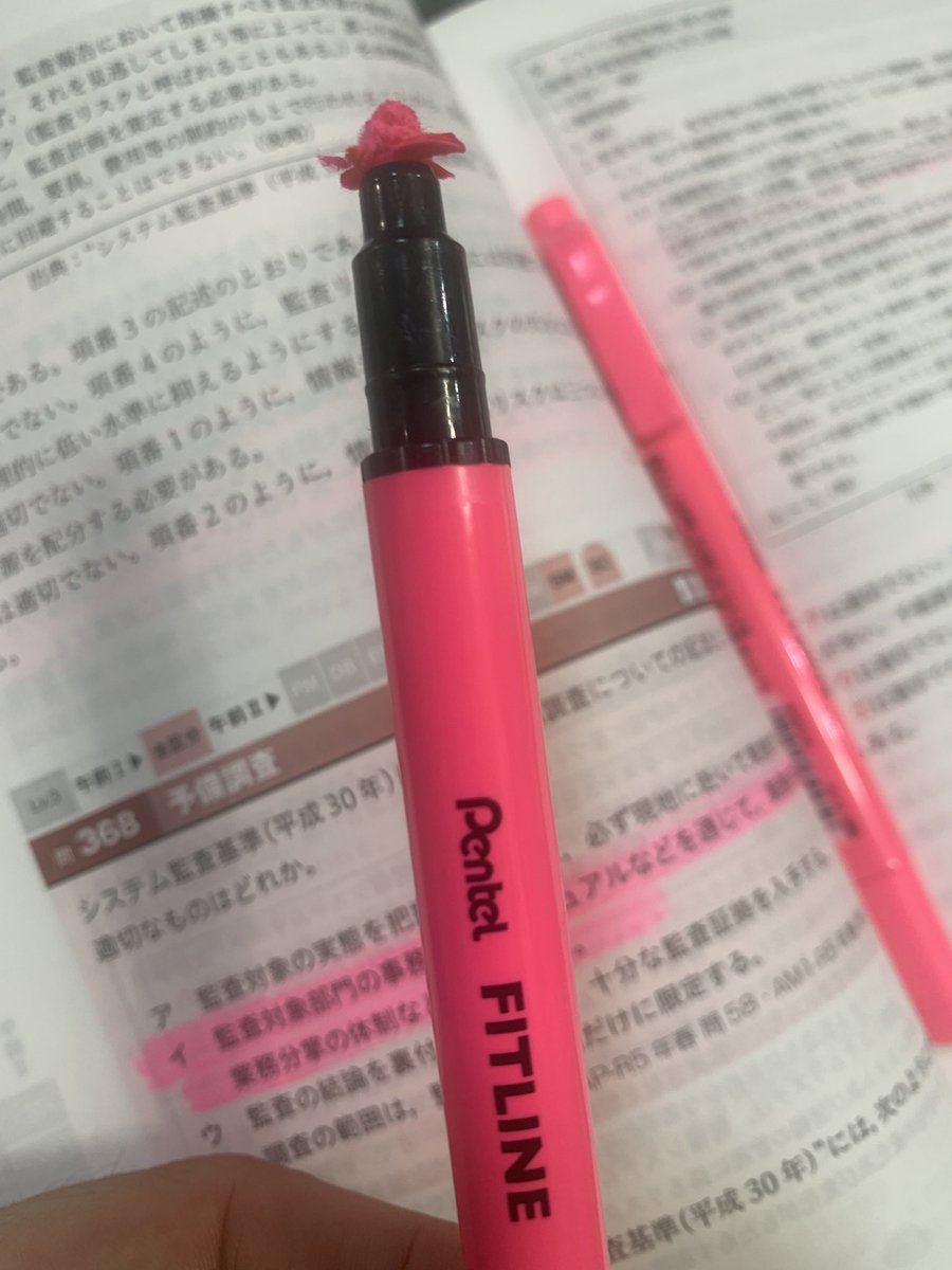 Hoplon_jp's tweet photo. 昭和なわたしは、令和のYouTuber先輩が「効果なし！」という蛍光マーカーグリグリをやってしまっているんですけど、このペン、先っぽが600行くらいでこんなガビガビになるんです…😞
ぺんてるさん… https://t.co/GQtDsJmR8o