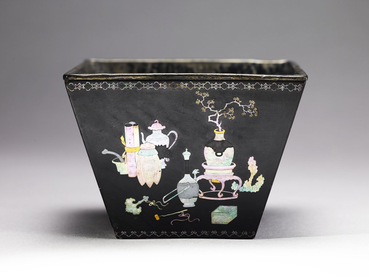 NotreMondial's tweet photo. Rice Measure with landscape

Qing dynasty 

Black lacquer, mother-of-pearl inlay. Shanghai museum.

Picture 3: scrolls, a teapot, a yue axe?, a ruyi scepter?, and a decorative box are on the left (top to bottom). On the right, a blooming branch in a vase and a rock https://t.co/abim44HamF