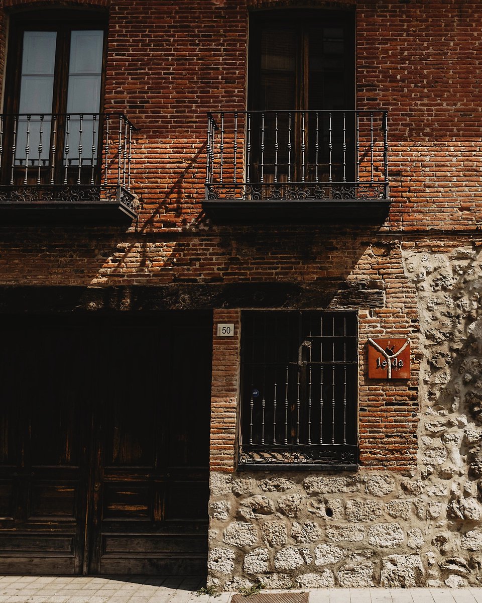 MasaveuBodegas's tweet photo. 🍇✨ Descubre la magia de Bodegas Leda en Tudela de Duero, Valladolid. Disfruta de un recorrido único y degusta nuestros vinos de autor en un entorno lleno de historia.
📍 Reserva para el 1 de mayo y vive una experiencia inolvidable.
#BodegasLeda #Enoturismo #Winetasting https://t.co/Ea8aEUyaHY