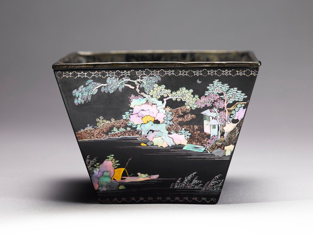 NotreMondial's tweet photo. Rice Measure with landscape

Qing dynasty 

Black lacquer, mother-of-pearl inlay. Shanghai museum.

Picture 3: scrolls, a teapot, a yue axe?, a ruyi scepter?, and a decorative box are on the left (top to bottom). On the right, a blooming branch in a vase and a rock https://t.co/abim44HamF