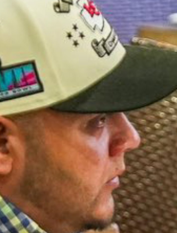 la mirada del tio
la de cosas que habrá visto en las cavernas de yakub bukake