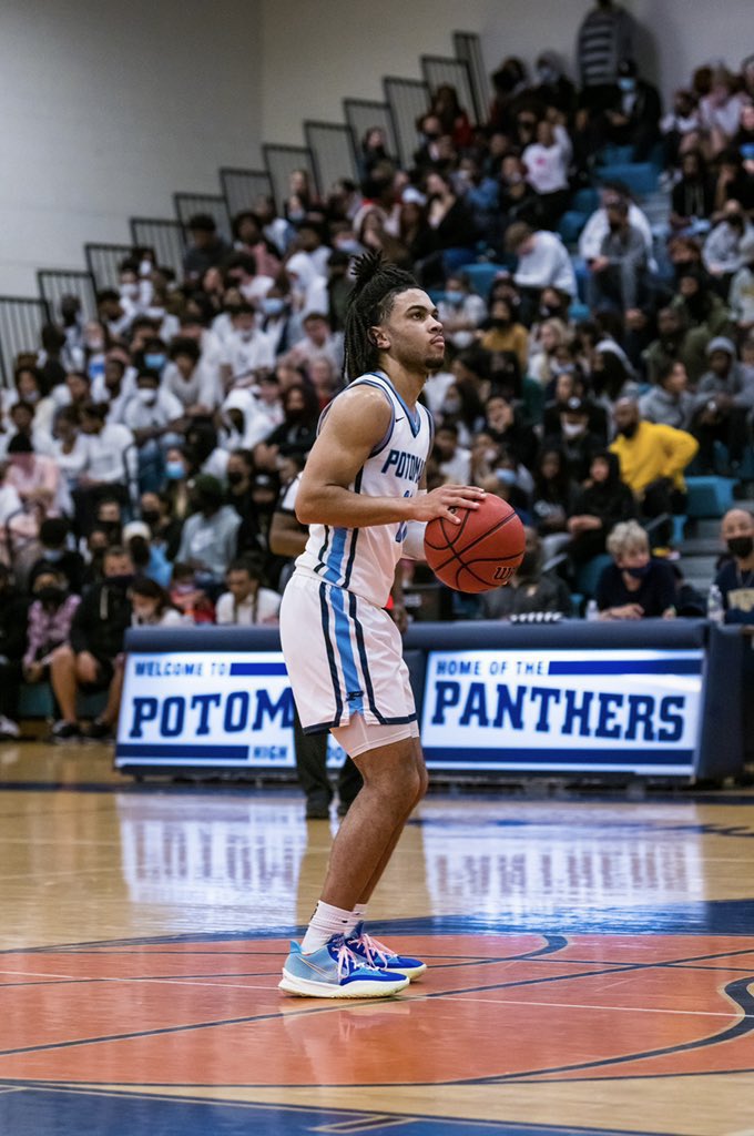PotomacBlue's tweet photo. Let’s pause for a moment, throw up those ✌🏾, raise them high to the sky, and send a heartfelt Happy Heavenly Birthday to Kyle!
#WeGotYouKH✌🏾 #BlueBlood #Family #LongLiveKH #KH11 https://t.co/STVKweUT3q