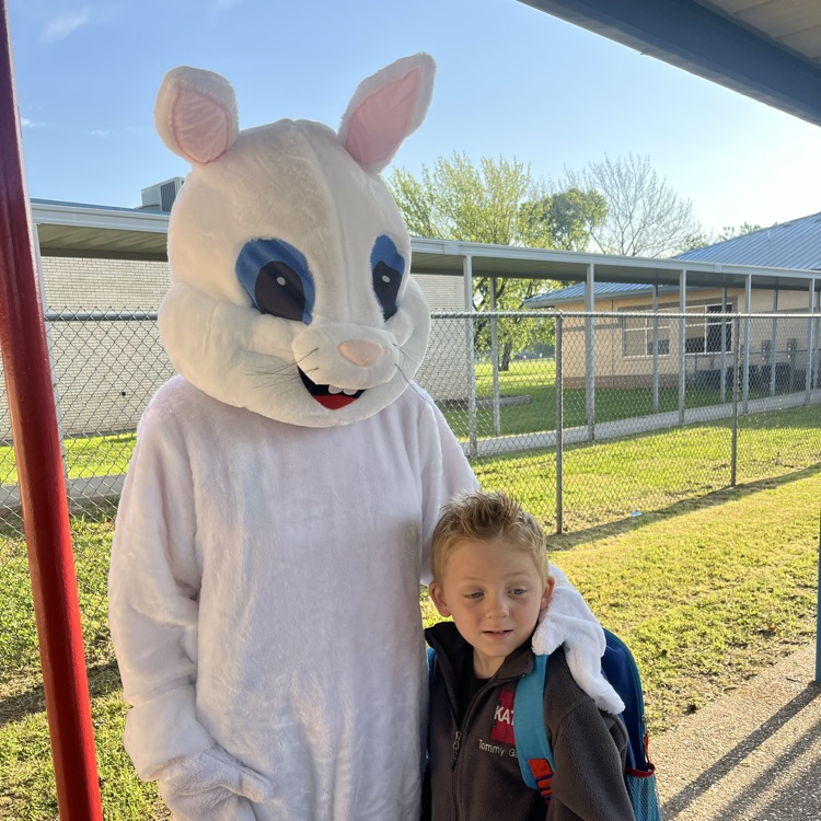 KerrElementary's tweet photo. Hoppy Easter from all of us at Kerr! Wishing our Kerr Kat families a day filled with joy, love, and lots of sweet treats. We’re so lucky to have such an amazing community—have an egg-cellent holiday! #bossierschools #kerrkats https://t.co/47iYbJnKRk