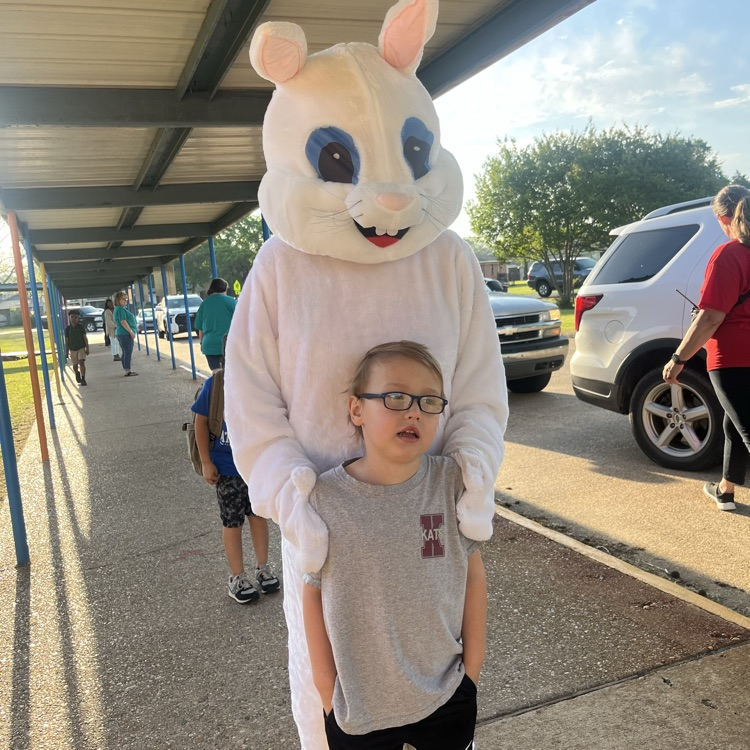 KerrElementary's tweet photo. Hoppy Easter from all of us at Kerr! Wishing our Kerr Kat families a day filled with joy, love, and lots of sweet treats. We’re so lucky to have such an amazing community—have an egg-cellent holiday! #bossierschools #kerrkats https://t.co/47iYbJnKRk