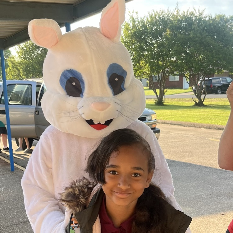 KerrElementary's tweet photo. Hoppy Easter from all of us at Kerr! Wishing our Kerr Kat families a day filled with joy, love, and lots of sweet treats. We’re so lucky to have such an amazing community—have an egg-cellent holiday! #bossierschools #kerrkats https://t.co/47iYbJnKRk