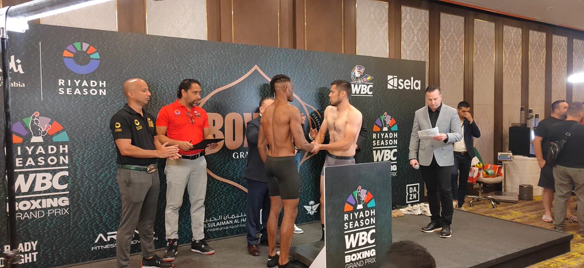 CHIQUITA BOXING (@chiquitaboxing) on Twitter photo Pesaje oficial en Arabia Saudita 🇸🇦
🇲🇽 Brandon Velázquez 🆚 🇫🇷 Ciril Johnson
¡Hay pelea en Riyadh ! 🥊
📺 Transmisión por @daznboxing | Horario para México: Sábado 19 de abril 7:00 AM.
<a href="/ChiquitaGlz/">Humberto González</a> <a href="/PepeCamarillo/">Jose Luis Camarillo</a> Pesaje oficial en Arabia Saudita 🇸🇦
🇲🇽 Brandon Velázquez 🆚 🇫🇷 Ciril Johnson
¡Hay pelea en Riyadh ! 🥊
📺 Transmisión por @daznboxing | Horario para México: Sábado 19 de abril 7:00 AM.
<a href="/ChiquitaGlz/">Humberto González</a> <a href="/PepeCamarillo/">Jose Luis Camarillo</a>