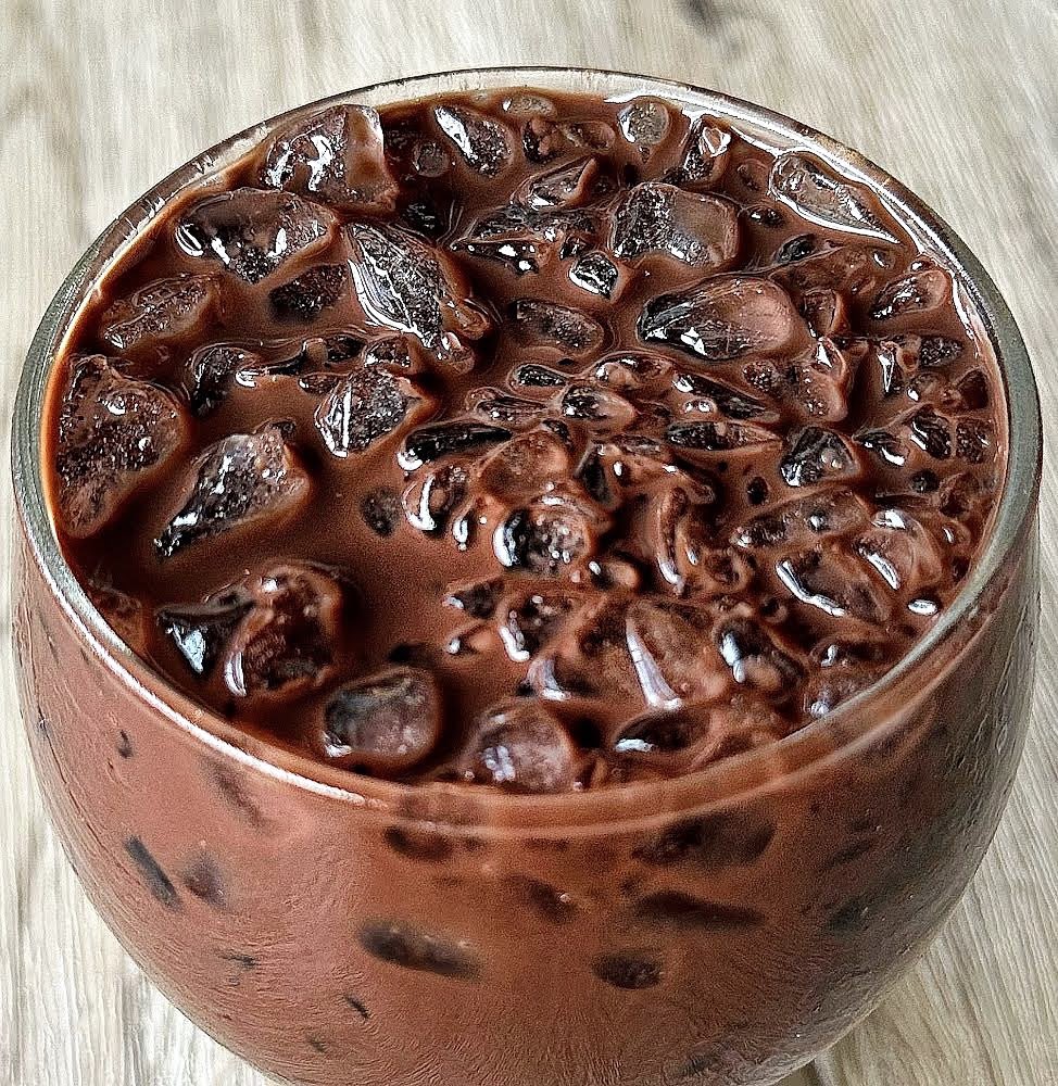 lovelovebabybeb's tweet photo. โกโก้แบรนด์นี้อยากบอกว่าอร่อยชิปหาย ร้านดังก็สู้ไม่ได้ อร่อยแบบชีเสิร์ฟแรงมาก เป็นผงโกโก้ 100% ชงกินครั้งแรกเชี้ยทำถึงว่ะ กูใส่นมข้นอย่างเดียวแม่งอร่อยเข้มข้นแตกแตนสัส เหมือนซื้อกินที่ร้านเลย โคตรเริ่ดอะ ขนาดกูชงโง่ๆ อิดอกเอามงไปเถอะ ปังขนาด https://t.co/l3KS3UbPSy