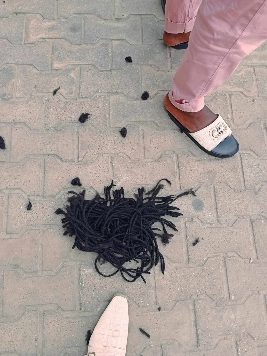 NesteliaFforest's tweet image. #MackToob

"Je sortais du Moka quand je croise un collègue artiste. On échange quelques mots à l'entrée du Moka, et soudain, les agents d'armée débarque dans leur véhicule, armes braquées sur nous. Et là, sans prévenir, ils nous tombent dessus avec des ciseaux. 

 #dreadlocks