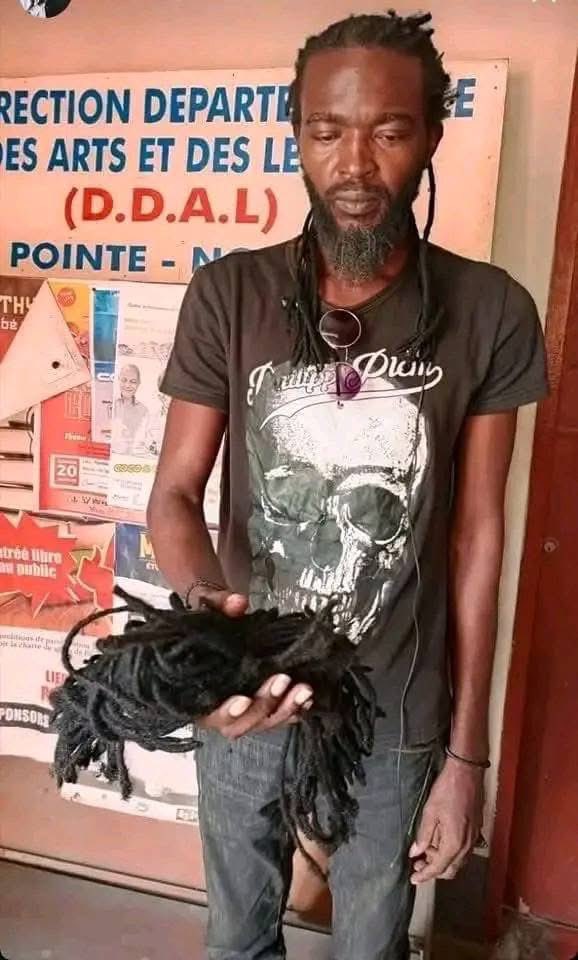 NesteliaFforest's tweet image. #MackToob

"Je sortais du Moka quand je croise un collègue artiste. On échange quelques mots à l'entrée du Moka, et soudain, les agents d'armée débarque dans leur véhicule, armes braquées sur nous. Et là, sans prévenir, ils nous tombent dessus avec des ciseaux. 

 #dreadlocks