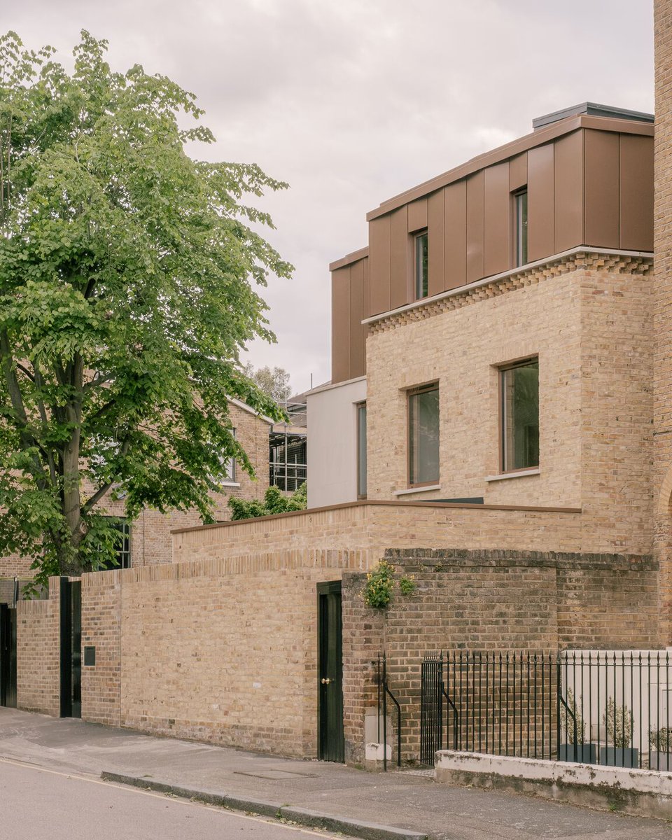Archello's tweet image. On a tight Blackheath infill site, Mailen Design crafts a contextual yet contemporary home using reclaimed London stock brick, bronze-finished aluminium, and pre-cast stone.
buff.ly/8ytt9ld

#ContextualArchitecture #ReclaimedBrickwork #SustainableMaterials