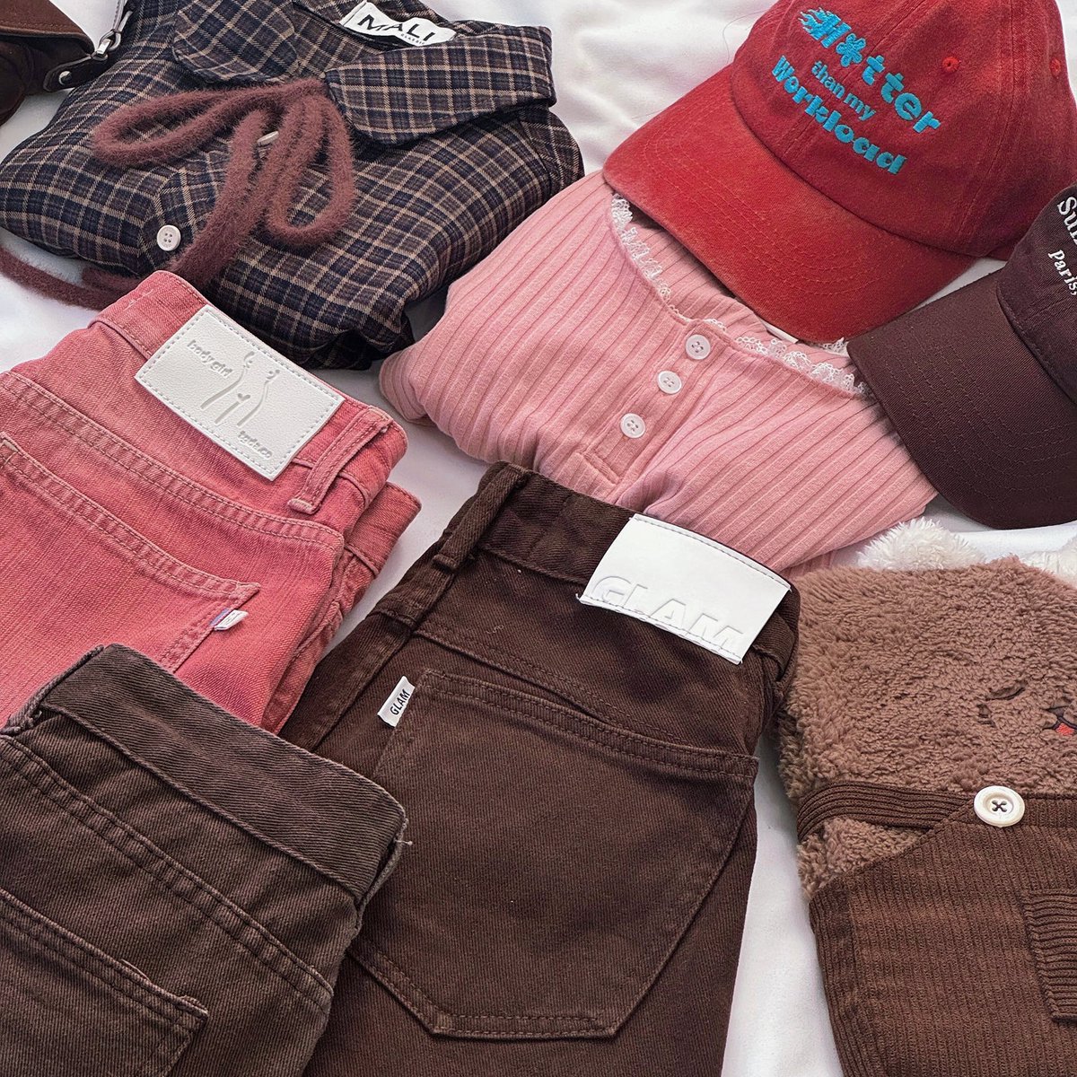 yoxrgravity's tweet photo. ยืนยันว่าคู่สี pink-brown น่ารักจริงๆ 🤏🏻 ช่วงนี้เราใส่บ่อยมาก เดี๋ยวแปะพิกัดให้คับ กางเกง / รองเท้า / เสื้อ / กระเป๋า (เน้นสีน้ำตาล choco) 👀🧳🎟️ https://t.co/1ANTj7UyHA