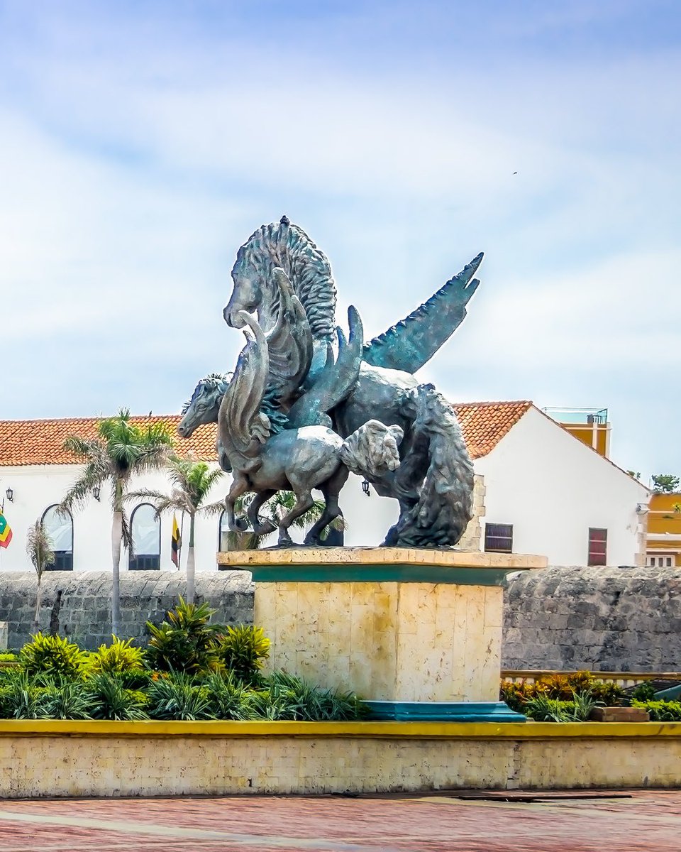 #Cartagena no es solo un destino, es un relato vivo de historia, cultura y encanto. Este #DiadelosMonumentosySitios, exaltamos la importancia de construcciones como las imponentes murallas que han resguardado siglos de historia hasta  las edificaciones religiosas de antaño.