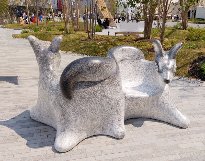 万博の かわいいアート 東ゲート 大阪ヘルスケアパビリオンの前にある
