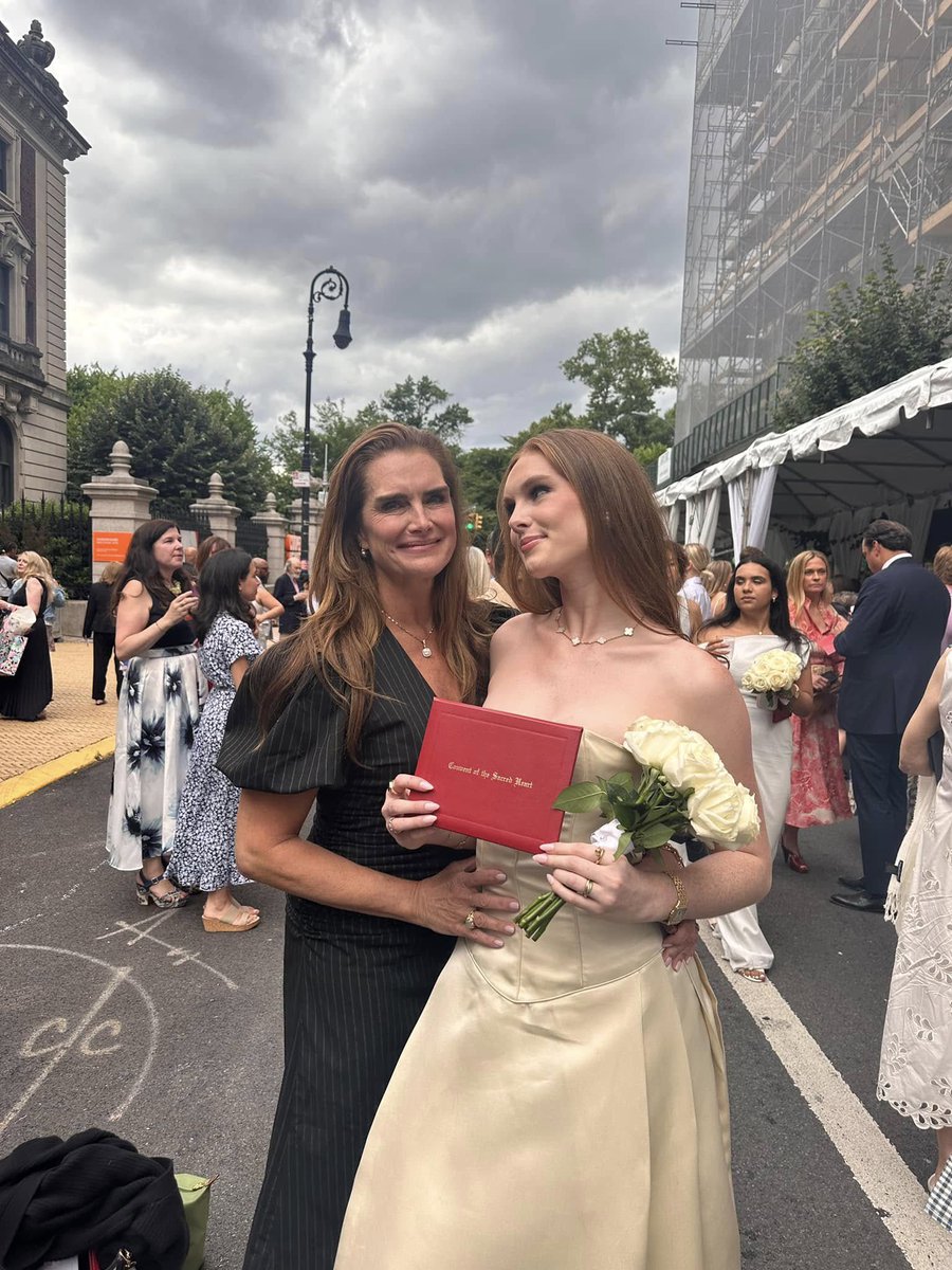 My baby isn’t a baby anymore 🥹🩷 Happy 19th birthday, Grier! I love you, and I’m so proud to be your mom. Xx