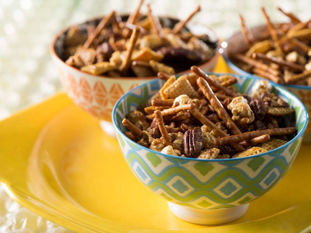 Why buy the premade mixes when it's this simple to make your own and support Oklahoma businesses at the same time? Follow the link to mix up your own batch of this @MIOcoalition honey glazed sweet and salty snack mix! bit.ly/mio-sweet-and-…