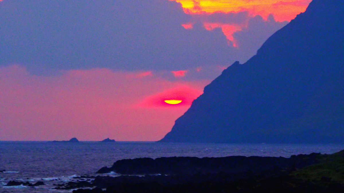 k19ch1's tweet photo. 4月18日
八丈島の夕暮れ
グレーな雲ばかりで
夕陽は諦めていたら
日没頃に夕陽が現れ
夕陽を楽しめたが
八丈小島に沈んだ
ANA最終便は定刻就航
お疲れ様でした
#八丈島
#八丈島民図鑑
#宇喜多秀家公と豪姫の碑
#夕暮れ
#夕陽
#八丈島空港 #RJTH 
#JA217A #全日空 https://t.co/xlzI6gf4hv