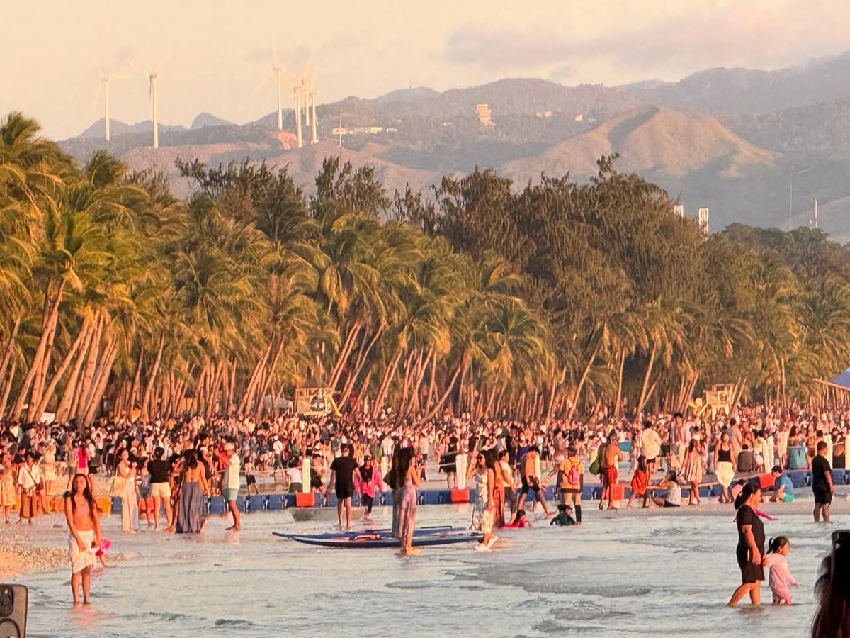 MyBoracayGuide's tweet photo. Scenes from Boracay earlier today. Thousands gathered by the shore this Holy Week — a moment of reflection, calm, and quiet connection by the sea.
#Boracay #HolyWeek2025 #BoracayToday  #IslandReflection #HolyWeekInThePhilippines #BoracayLife #LentenSeason https://t.co/ygQXwbL4OM