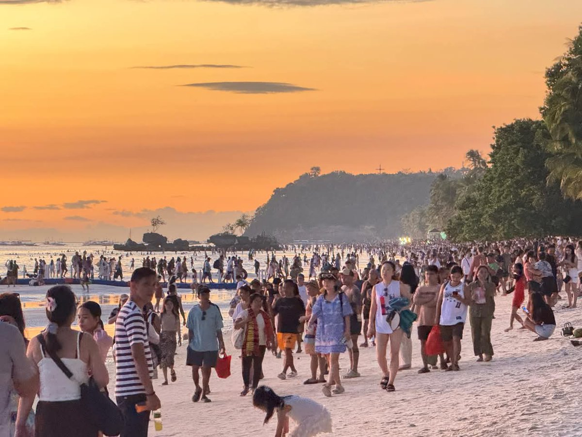 MyBoracayGuide's tweet photo. Scenes from Boracay earlier today. Thousands gathered by the shore this Holy Week — a moment of reflection, calm, and quiet connection by the sea.
#Boracay #HolyWeek2025 #BoracayToday  #IslandReflection #HolyWeekInThePhilippines #BoracayLife #LentenSeason https://t.co/ygQXwbL4OM