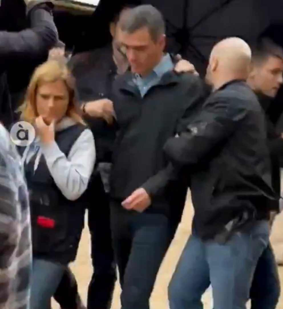 -A la izquierda, José María Aznar tras sufrir un atentado de ETA. 30 kg de amosal para asesinarlo. Sin aspavientos y una entereza increíble.

-A la derecha, Pedro Sánchez, tras ser insultado por los vecinos de Paiporta por haberlos dejado abandonados en la DANA. Una Drama Queen.