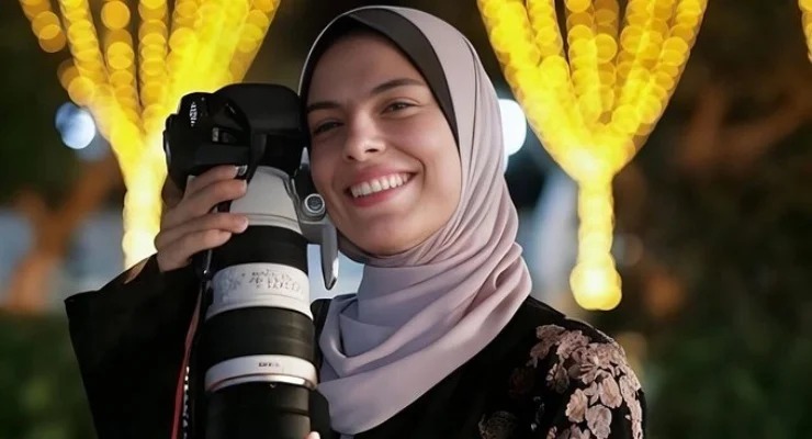 ConflictTR's tweet photo. 🔴 Filistinli foto muhabiri Fatima Hassona, İsrail’in Gazze’nin kuzeyine düzenlediği saldırıda ailesinden on kişiyle birlikte hayatını kaybetti. https://t.co/jri2lu2YlA
