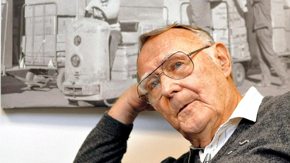 In 1956, a young man in Sweden couldn’t fit a table in his car.

No design degree. No business plan. Just a problem to solve—and a stubborn DIY mindset.

That moment led to a furniture empire.

Here’s the WILD psychology behind IKEA that affects how you shop: 🧵