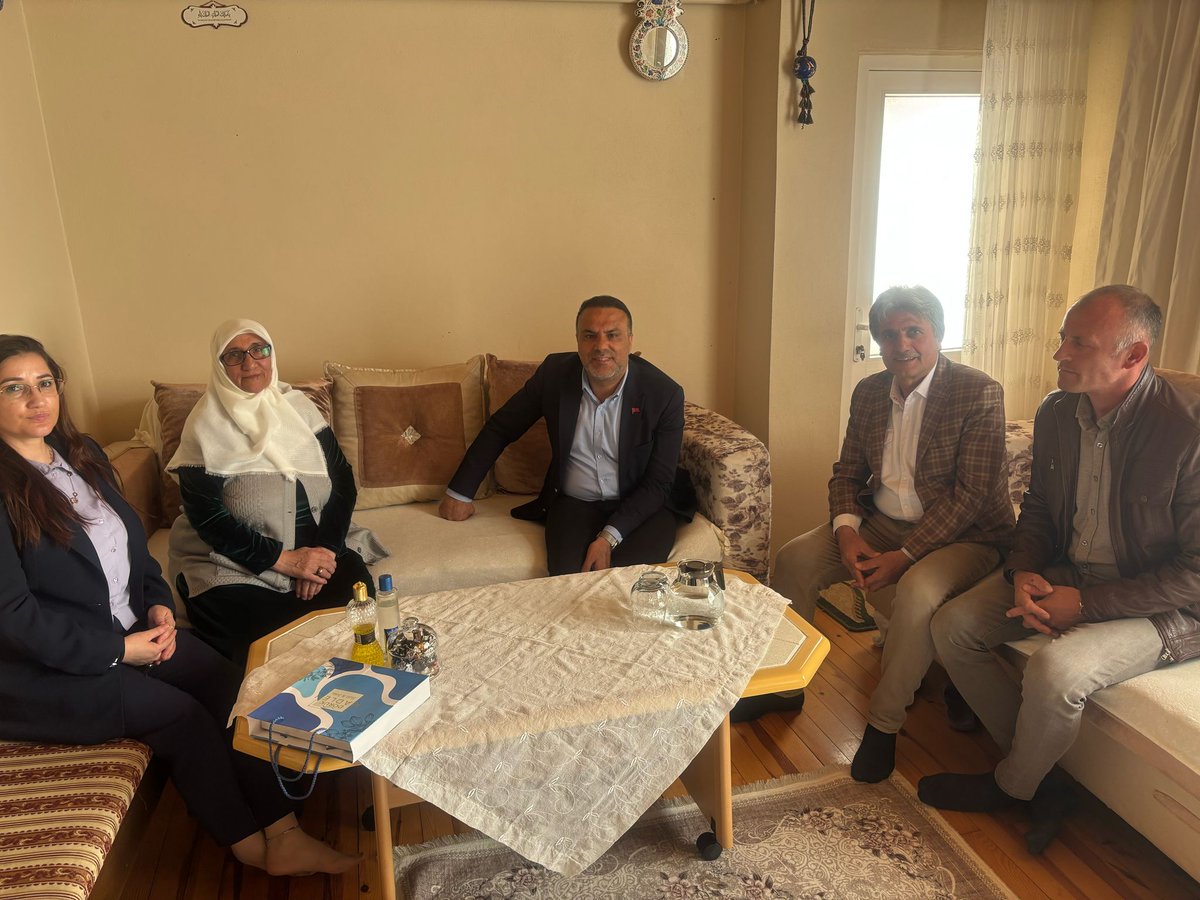 📍Kazım Karabekir Mahallesi

Rahatsızlığı bulunan Gönül Demir'i hanesinde; İlçe Başkanımız Köksal Şakar, ilçe yönetim kurulu üyelerimiz, mahalle başkanımız Turan Yurdakul ve yönetimi ile birlikte ziyaret ettik. 
#akparti #erdoğan #darıca #kocaeli #köksalşakar #akdarıca #akkocaeli