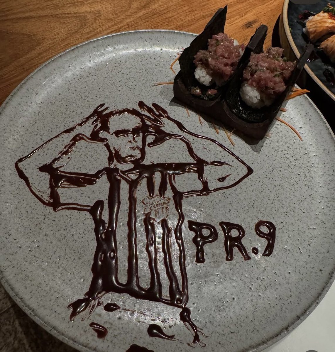 O carinho da torcida do Ceará pelo nosso camisa 9 tá em outro nível! O cara virou até obra de arte no sushi. Merecido demais!