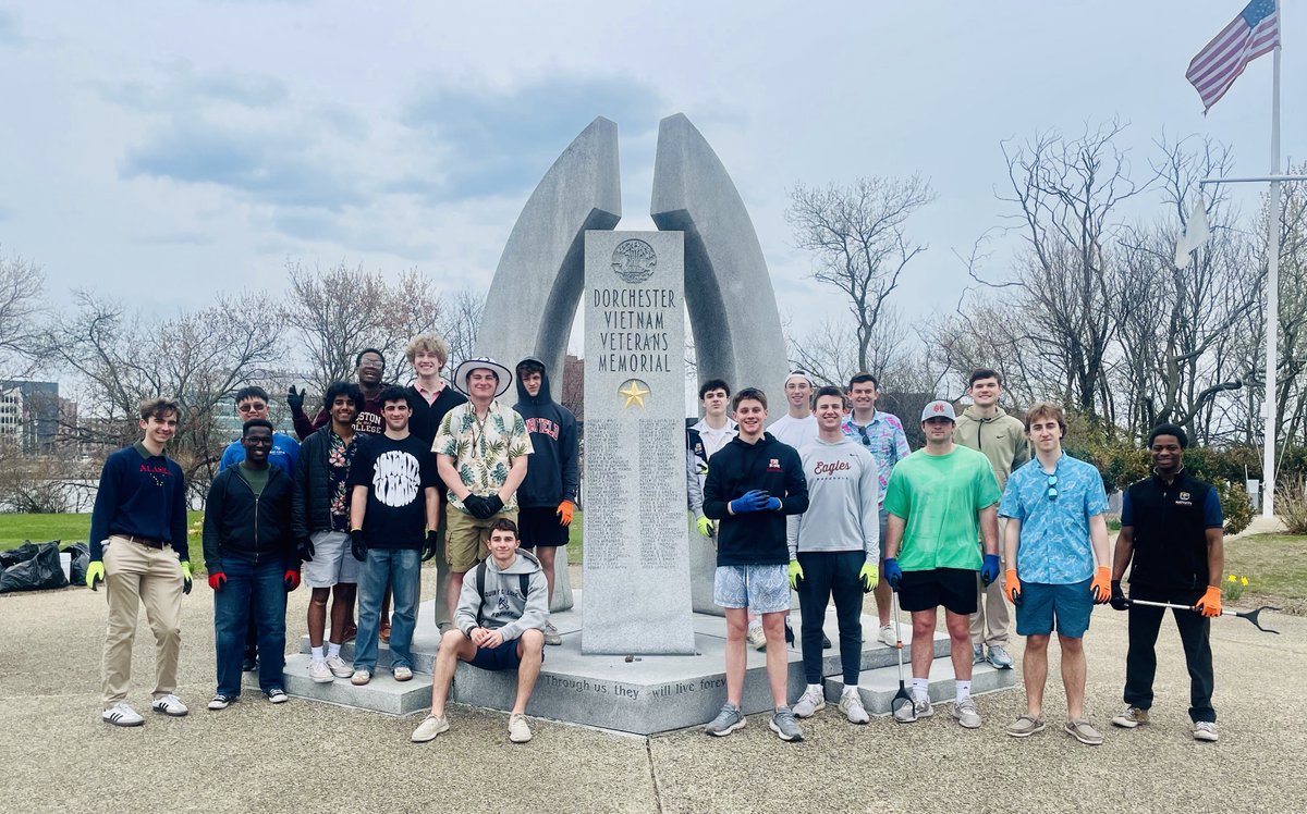 PhilipCarver's tweet image. Shoutout to @BCHigh's “Models of Leadership” seniors for closing out Senior Week with service! 👏
They helped clean @UMassBoston Harborwalk @TheGraceTrail &amp;amp; the #Dorchester Vietnam Veterans Memorial. Leadership looks a lot like this. 💪🌊🇺🇸
🔗 gracetrail.com/locations/umas…
#BCHigh