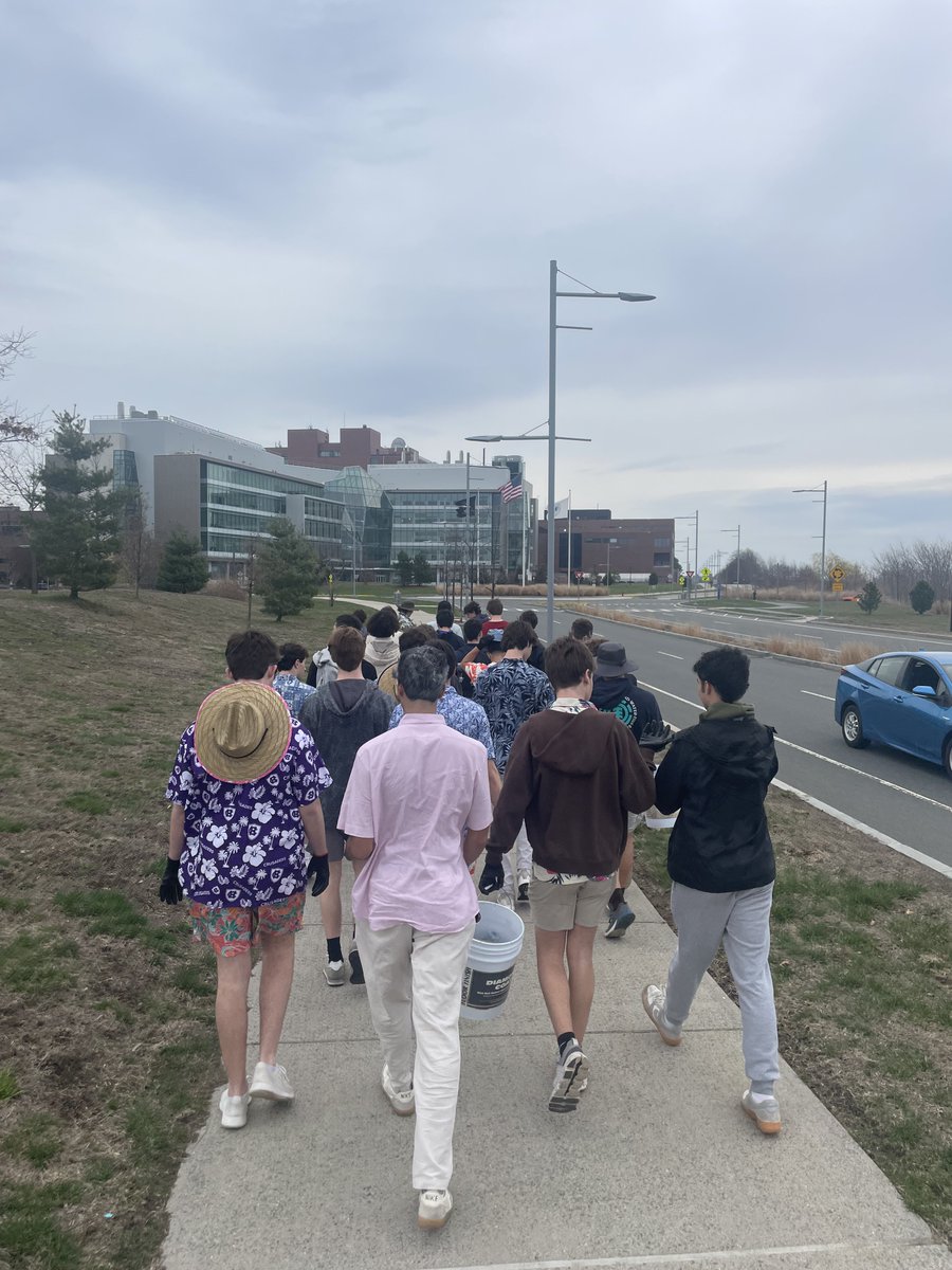 PhilipCarver's tweet image. Shoutout to @BCHigh's “Models of Leadership” seniors for closing out Senior Week with service! 👏
They helped clean @UMassBoston Harborwalk @TheGraceTrail &amp;amp; the #Dorchester Vietnam Veterans Memorial. Leadership looks a lot like this. 💪🌊🇺🇸
🔗 gracetrail.com/locations/umas…
#BCHigh