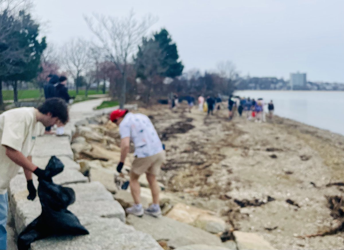 PhilipCarver's tweet image. Shoutout to @BCHigh's “Models of Leadership” seniors for closing out Senior Week with service! 👏
They helped clean @UMassBoston Harborwalk @TheGraceTrail &amp;amp; the #Dorchester Vietnam Veterans Memorial. Leadership looks a lot like this. 💪🌊🇺🇸
🔗 gracetrail.com/locations/umas…
#BCHigh