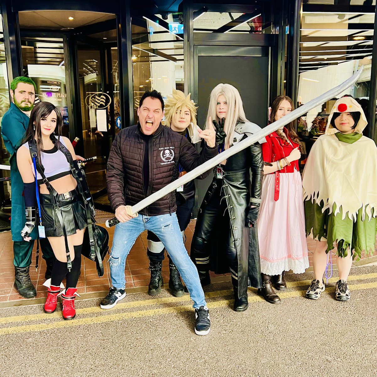 I’m beyond excited to be part of <a href="/Kokorocon_UK/">KokoroCon</a>!! So awesome to be here with all of you — UK, you absolutely RULE!!! 😎🗡️

#Crush40 #JohnnyGioeli #Kokorocon