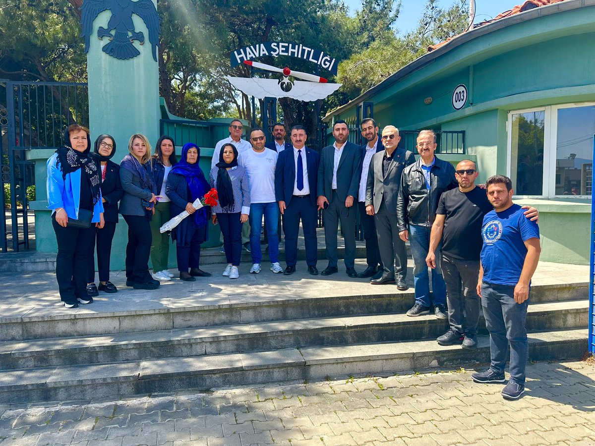 📍Kadifekale Hava Şehitliği 
İlçe Başkanımız <a href="/SAITBASDAS/">Mehmet Sait Başdaş🇹🇷</a>,Gnçlk Kolları Bşk. <a href="/averhanacar/">Erhan Acar</a> ve teşkilatımız ile Kadifekale'deki şehitlerimizi ziyaret ettik.Allah mekanlarını cennet eylesin.
<a href="/tugbaisikercan/">Tuğba IŞIK ERCAN</a> <a href="/Bilalsaygili/">Bilal Saygılı</a> <a href="/EmelDalkirann/">Emel Dalkıran</a> <a href="/AKKADINGM/">AK Parti Kadın Kolları</a> <a href="/Akkadinizmir/">AK Kadın İzmir</a>