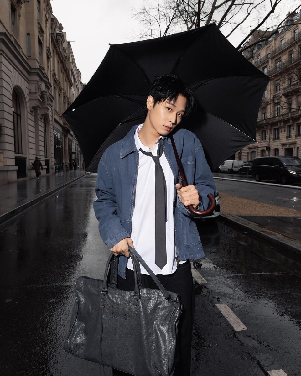 tbzjuyeohn's tweet photo. Looks like the paparazzi caught me once again, strolling around with no particular destination, casually showcasing my black Balenciaga leather bag. Its sleek, masculine vibe perfectly complements the overall look. https://t.co/EVDk6wqJXA