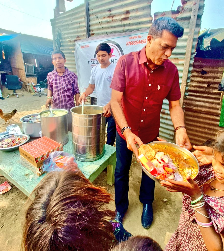 DaddaFoundation's tweet photo. Mr Vipin Malhan (President Noida Entrepreneur Association) ने अपने पिताजी की पुण्यतिथि पर कुल 100 बच्चों के लिए भोजन सेवा अर्पित की 🙏💐   (18.04.2025)
.
.
.
.
.
.
.
.
#Donation #fooddistribution #charity #dadda #daddafoundation #help #love #india #helpinghands #helpingothers https://t.co/QRGWlIQafJ