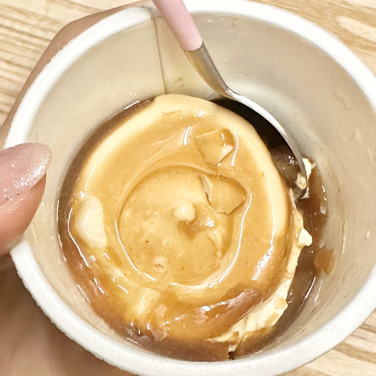 coco_home__'s tweet photo. ダイエッターだけど甘いもの食べたい人…これ食べて！超もったりクリーミーな濃厚ヨーグルトだけどバニラ×焦がしキャラメルのもはやスイーツ！甘くて満足度高いのに80kcal／タンパク質7.2g。凍らせたり半解凍で食べるのも美味しすぎる https://t.co/8Hf4WaPTv2
