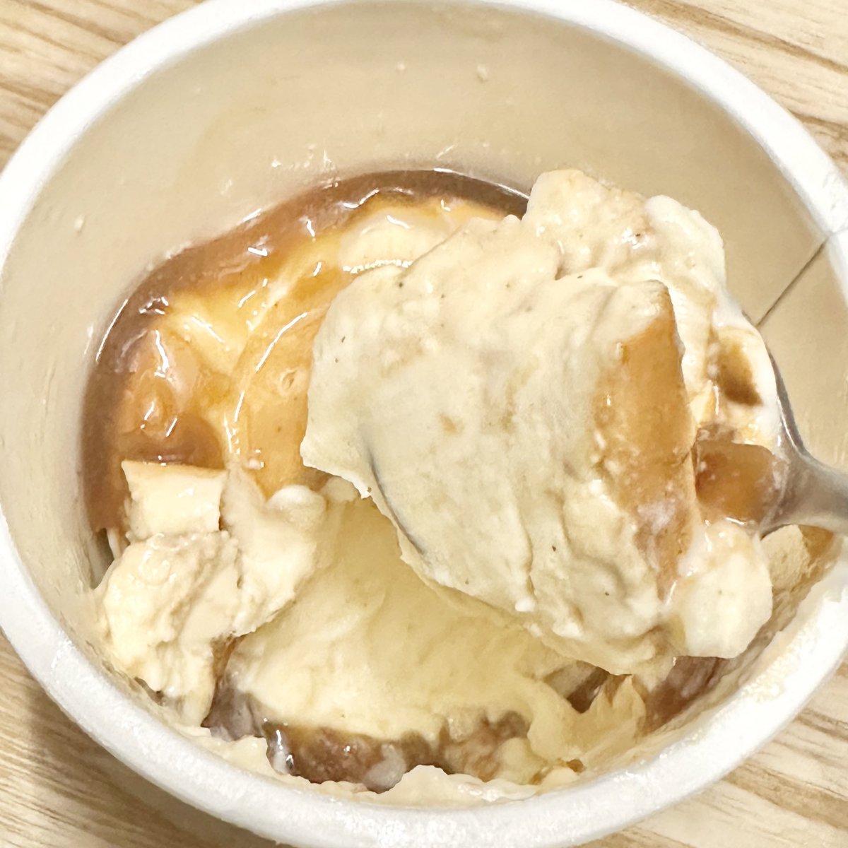 coco_home__'s tweet photo. ダイエッターだけど甘いもの食べたい人…これ食べて！超もったりクリーミーな濃厚ヨーグルトだけどバニラ×焦がしキャラメルのもはやスイーツ！甘くて満足度高いのに80kcal／タンパク質7.2g。凍らせたり半解凍で食べるのも美味しすぎる https://t.co/8Hf4WaPTv2