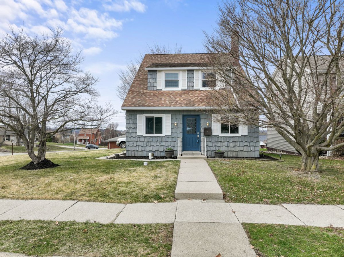 hommati227's tweet photo. 🏡🚨So many updates to enjoy with this beautiful move-in ready Cape Cod! This home boasts a double-lot, perfect for the home gardener or those who love spending time outdoors. The enclosed front and back porches increase your entertainment space... https://t.co/1BfuV9wl8W

Listed https://t.co/Qtz9XlWSET