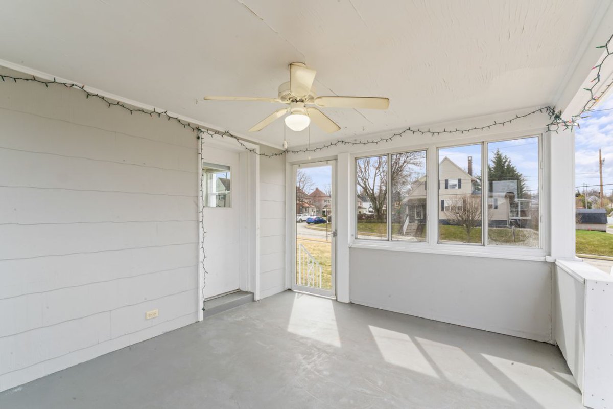 hommati227's tweet photo. 🏡🚨So many updates to enjoy with this beautiful move-in ready Cape Cod! This home boasts a double-lot, perfect for the home gardener or those who love spending time outdoors. The enclosed front and back porches increase your entertainment space... https://t.co/1BfuV9wl8W

Listed https://t.co/Qtz9XlWSET