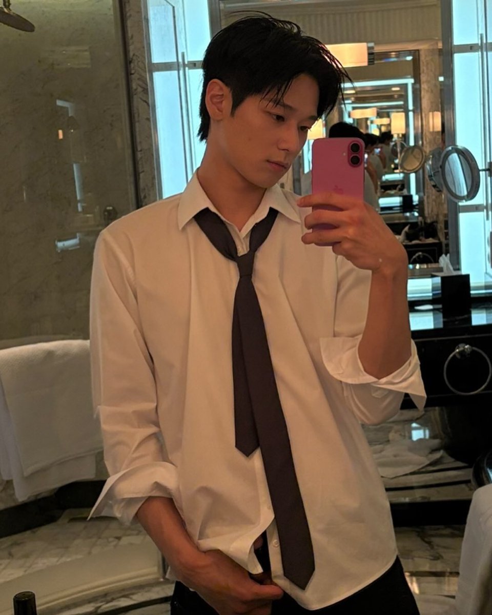 crazy juyeon mirror selfie