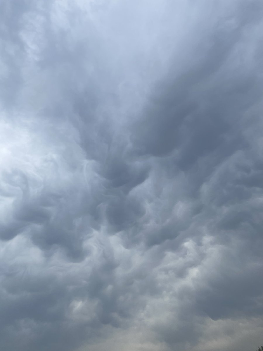 justinwhill's tweet photo. @RickMitchellWX @TxStormChasers @NWSFortWorth Some interesting clouds in Fort Worth around 8:30am #dfwwx #clouds https://t.co/UkRUHoJmwV