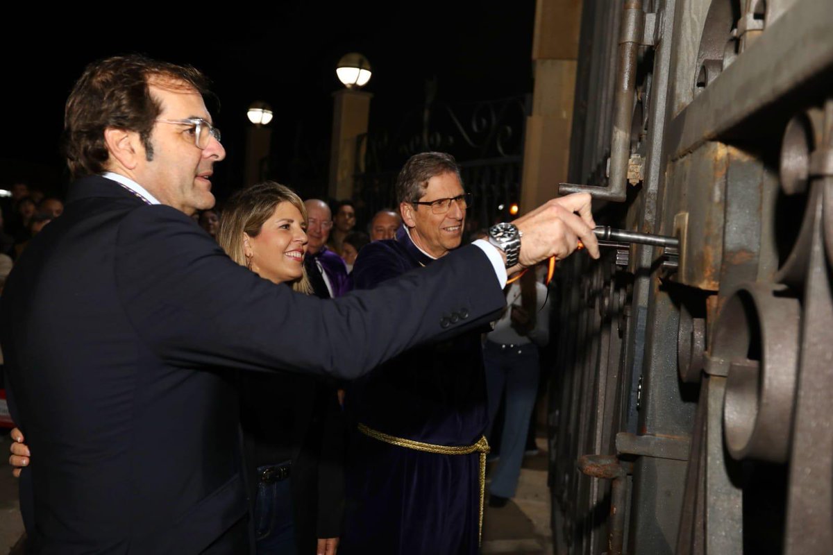 PuertodeCtg's tweet photo. Fue un honor proceder a la apertura de la Puerta Monumental de la Pescadería para que nuestro Padre Jesús Nazareno fuera a su encuentro con la Pequeñica.

Tradiciones que emocionan @marrajos @NazarenoCT #semanasanta2025 #cartagena https://t.co/THTnuCbgTK