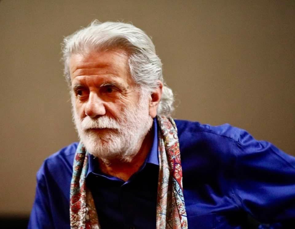 أنا والصباح غريبان بعد ليلة عامرة بالموسيقى 
كثير من المدن زرت مسارحها
كثير من الفنادق نمت على أسرّتها
كثير من المطارات والمحطات والطرقات عبرت
كثير من الصُوَرْ  مع عشّاق الحريّة
اترك الاغنيات في هذا المساء البعيد 
تعالج أوجاعها بكثير من الحب
في الطريق من " هيوستن " إلى " بوسطن ".