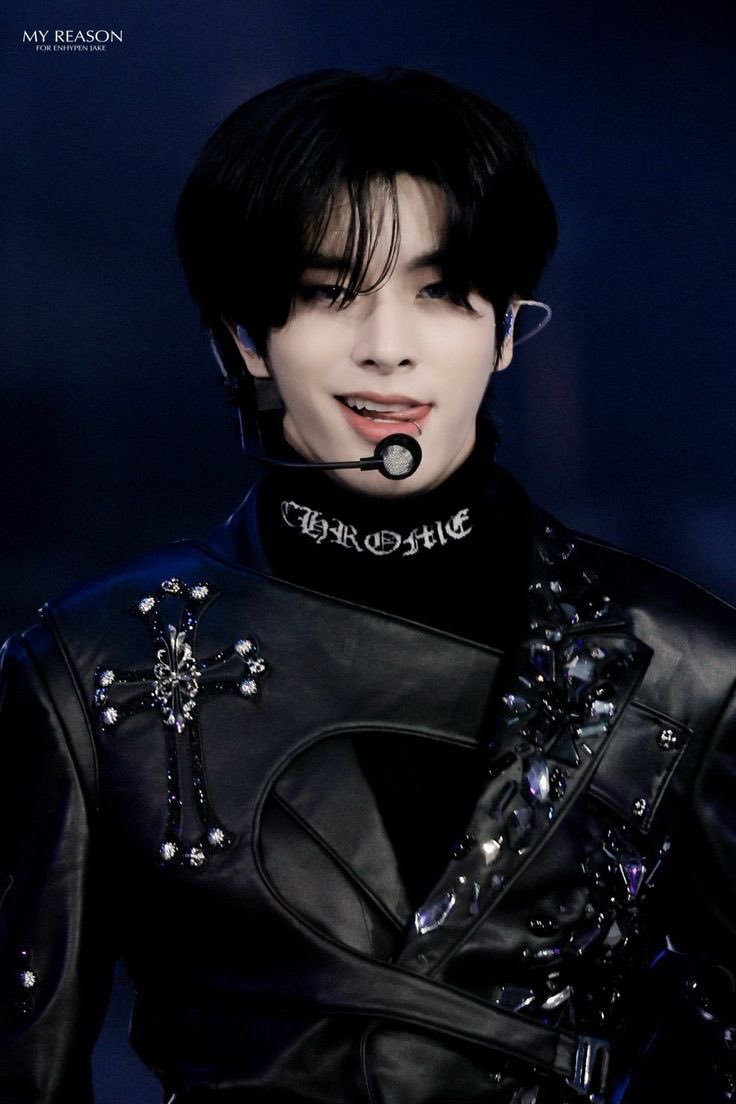 naneun_cheli's tweet photo. JAKE hinted that their week 2 looks, would be something they haven’t done yet.

to keep the anticipation and excitement, reply with your favorite jake look/s + tags

i’ll start! this jake look remains unbeatable for me

#ENCHELLA #COACHELLA2025 #ENHYPEN_JAKE https://t.co/c6SklrBHfx