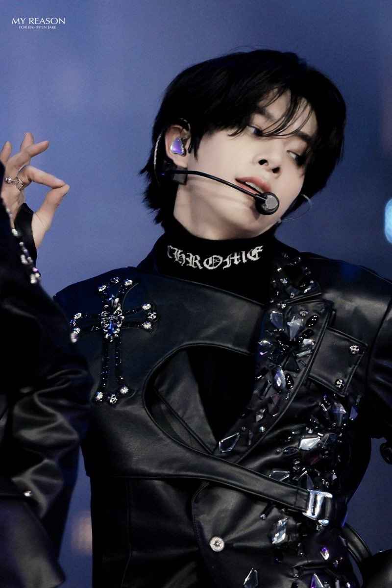naneun_cheli's tweet photo. JAKE hinted that their week 2 looks, would be something they haven’t done yet.

to keep the anticipation and excitement, reply with your favorite jake look/s + tags

i’ll start! this jake look remains unbeatable for me

#ENCHELLA #COACHELLA2025 #ENHYPEN_JAKE https://t.co/c6SklrBHfx