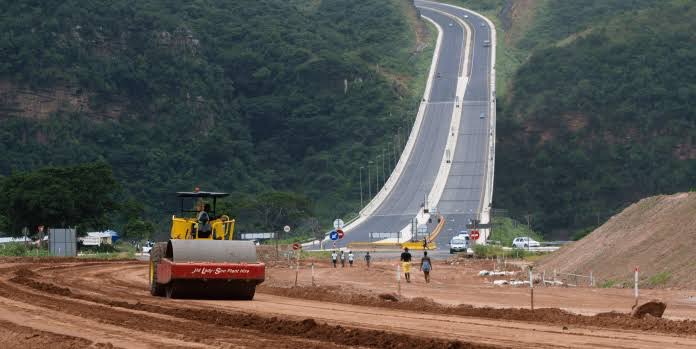 Chronikeco34789's tweet photo. Près de 2,3 milliards USD empruntés à la Chine, 64 projets annoncés… mais des routes surfacturées, des chantiers inachevés, et une corruption généralisée. La LICOCO dénonce un pillage organisé au détriment du peuple congolais. #RDC #Corruption #Infrastructures #LICOCO https://t.co/zxKx1TjqfA