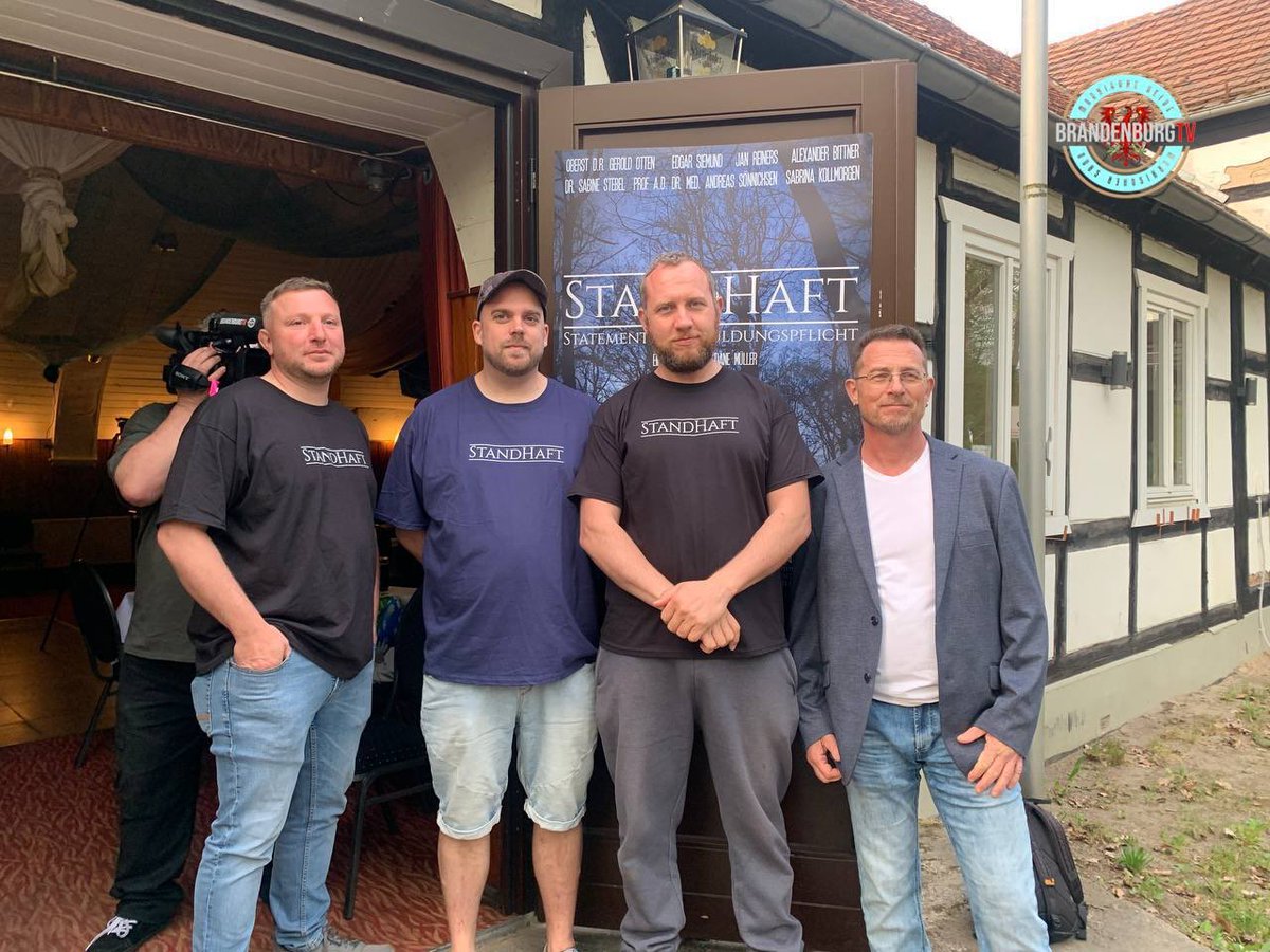 BrandenburgTV1's tweet photo. #Standhaft- Der Film 
über die unsägliche #Corona Duldungspflicht in der #Bundeswehr 

Pünktlich um 20:00 Uhr startete gestern die Filmpremiere von "StandHaft - Statements zur Duldungspflicht" in Schönwalde-Glien im Schwanenkrug. https://t.co/qF25azJzUH